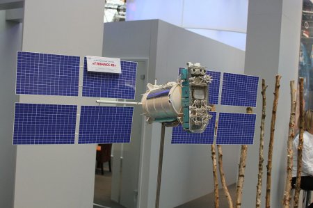 В Лондоне представили макеты навигационных спутников "Глонасс-К" и "Глонасс-М"
