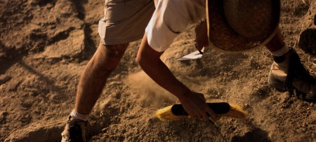 На юго-западе Китая нашли гигантские окаменелые следы ног