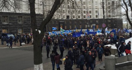 В Киеве митингующие перекрыли движение по улице Грушевского