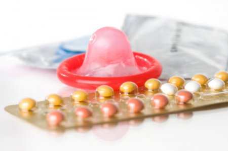Учёные выяснили, как контрацептивы влияют на влечение женщины к мужчине