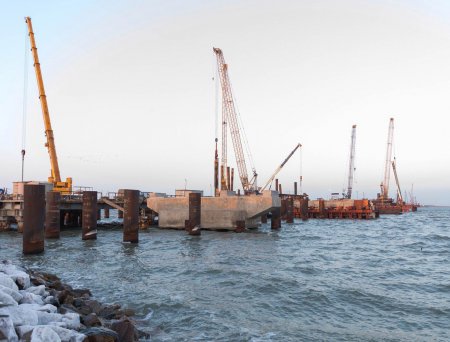 «На морских и сухопутных участках Крымского моста установлено 200 опор» Статистика