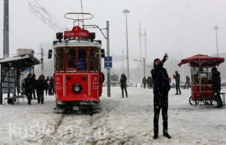 На Турцию обрушились сильные снегопады, Стамбул парализован (ФОТО)