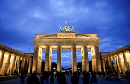 Отказ подсветить Бранденбургские ворота цветами российского флага вызвал возмущение у немцев