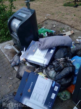 «Умные» урны в Киеве завалили мусором (ФОТО)