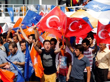 Жители Турции почтили память погибших при попытке госпереворота