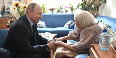 Путин лично поздравил правозащитницу Алексееву с 90-летием