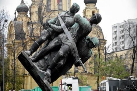 Снос советских памятников может обойтись Варшаве пересмотром границ, — СМИ Польши