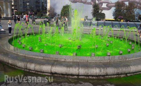 В Киеве вандалы сыплют краску в реки и фонтаны (ФОТО, ВИДЕО)
