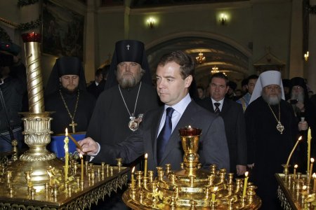 Премьер РФ Медведев ввел новые правила пользования кадилом