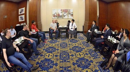 Челябинский губернатор пришел на деловую встречу с китайцами в джинсах и футболке
