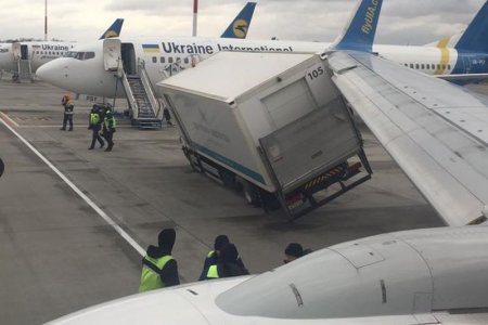 В аэропорту «Борисполь» Boeing столкнулся с грузовиком