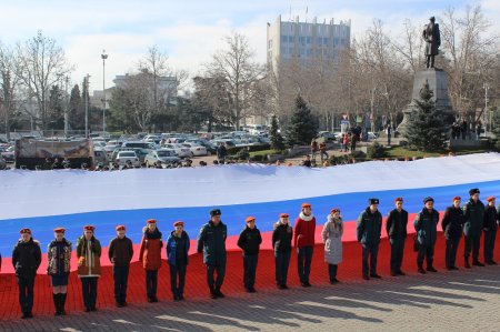 В центре Севастополя развернули гигантский триколор в честь референдума о воссоединении