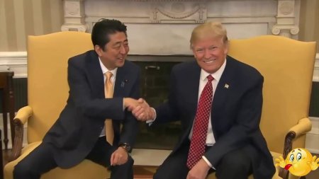 Трамп чуть не оторвал руку послу Японии Синдзо Абэ