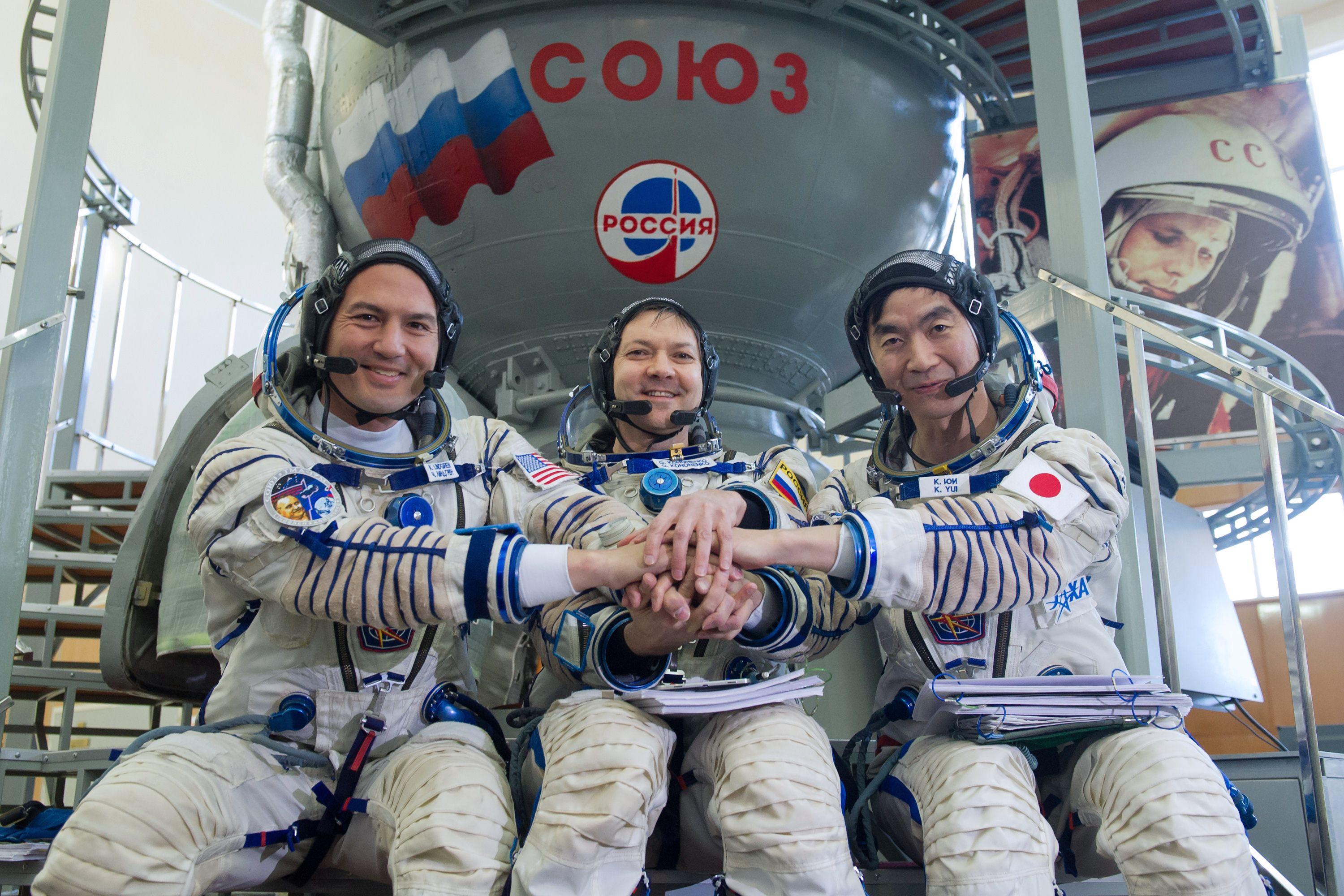 Какие люди сейчас в космосе. Экипаж МКС Олега Кононенко. Современная космонавтика. Космонавты на МКС. Космонавт на орбите.