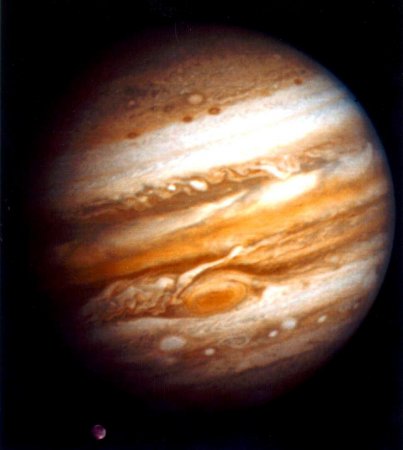 Аппарат Juno поделился красочными снимками облаков Юпитера