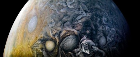 Аппарат Juno поделился красочными снимками облаков Юпитера