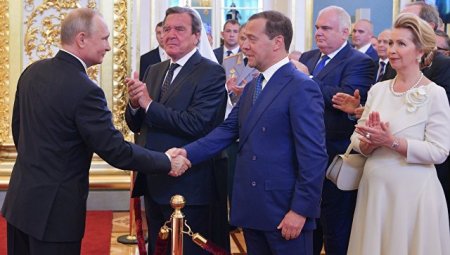 Путин оставил Медведева на пост премьер-министра