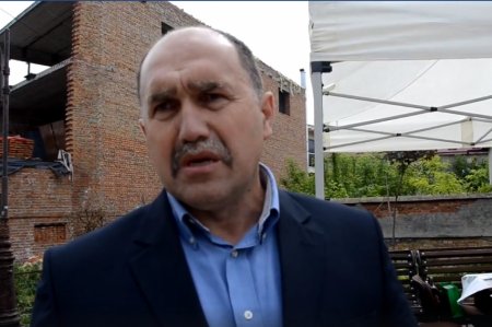 Мэр города во Львовской области объявил голодовку и вынес кабинет на площадь