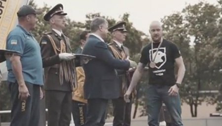 Ветеран полка «Азов» пояснил, почему не подал руку Порошенко