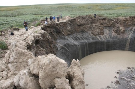 На Ямале увеличиваются образовавшиеся при выбросе газа гигантские воронки