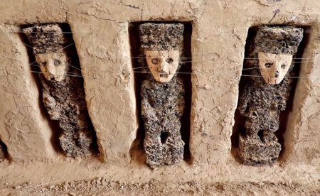 Таинственные стражи: археологи нашли в Перу идолов в масках