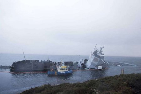 Столкнувшийся с танкером норвежский фрегат погружается в воду