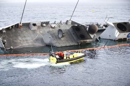 Столкнувшийся с танкером норвежский фрегат погружается в воду