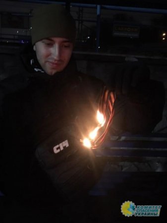 «Беседа прошла удачно»: банда «С14» в Киеве отобрала у россиян георгиевскую ленту и сожгла ее