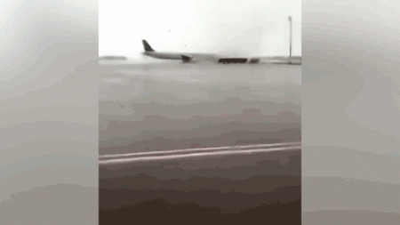 Ураган перевернул автобус с пассажирами в аэропорту Антальи, есть пострадавшие