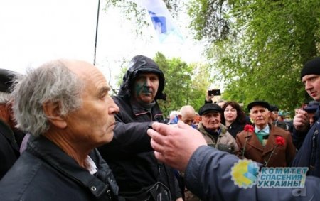 В Харькове нацисты облили зеленкой организатора первомайского митинга