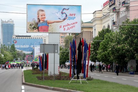 В Донецке под флагами России отметили день республики