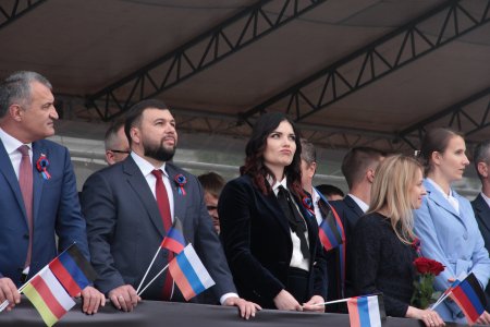 В Донецке под флагами России отметили день республики