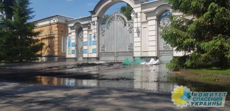 Националисты забросали дом Порошенко фаерами