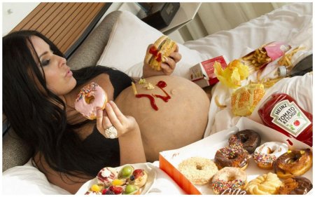Врачи рассказали об опасности суши и колбасы для беременных