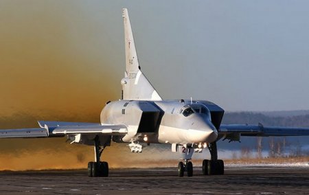 Стратегический бомбардировщик Ту-22 произвел экстренную посадку на грунт