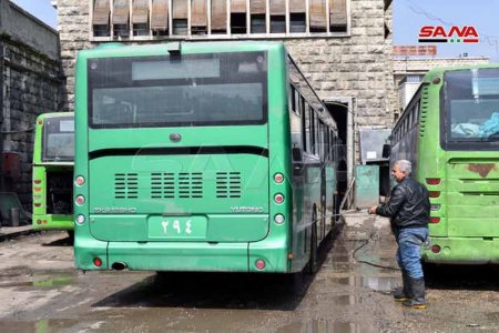 Дезинфекция общественного транспорта в Алеппо в связи с угрозой коронавируса