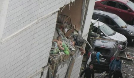 В Ногинске МЧСники спасли маленькую девочку, сидевшую на краю разрушенной квартиры