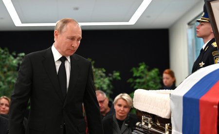 Молча склонился у гроба: Путин простился с погибшим главой МЧС (ФОТО, ВИДЕО)