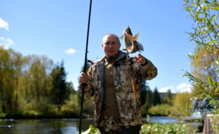 Ловил рыбу и ночевал в палатке: опубликованы кадры отдыха Путина в тайге (ФОТО)