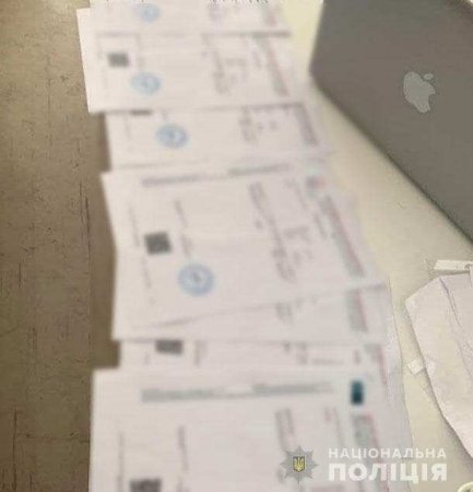 Пакетное предложение: на Украине хозяйка турфирмы продавала клиентам поддельные COVID-справки (ФОТО)