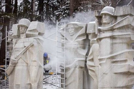 Стереть память: в стране ЕС демонтируют мемориал советским воинам (ФОТО)