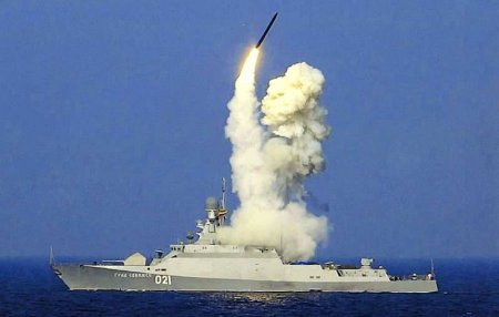 Кадры пусков ракет «Калибр» с кораблей в Чёрном море (ВИДЕО)
