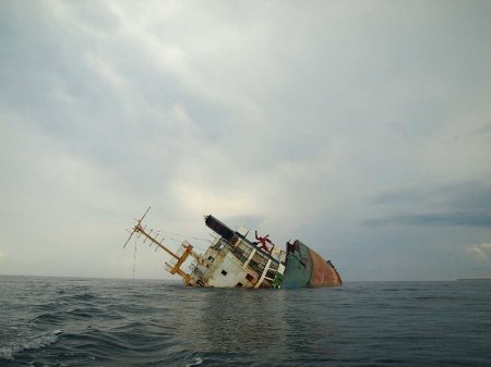 В Чёрном море переломилось пополам и тонет судно (ВИДЕО)
