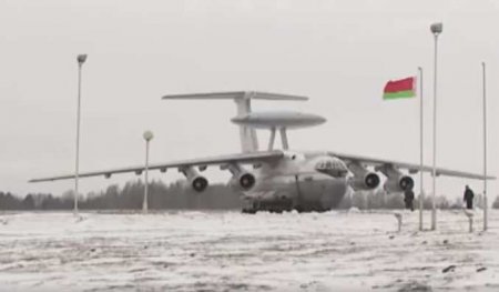 Второй дрон атакует самолёт управления ВКС РФ — новые кадры из-под Минска (ВИДЕО)