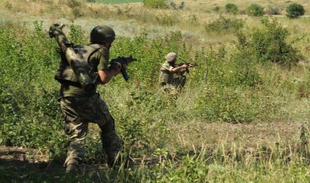 Боевики «Азова» показали штурм российских окопов на фланге под Бахмутом (ВИДЕО)
