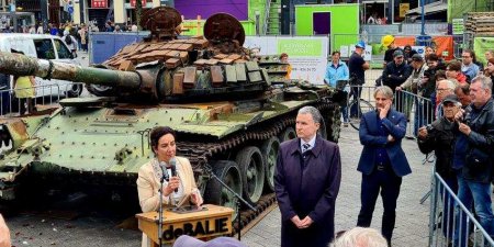 В Амстердаме люди осыпали цветами подбитый на Украине российский танк (ФОТО)