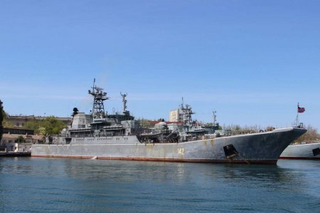 БДК «Новочеркасск» получил повреждения в результате атаки ВСУ на порт Феодосии, — Минобороны