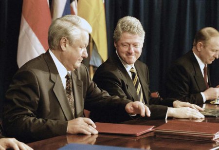 Ельцин говорил Клинтону, что Россия «должна первой вступить в НАТО» — стенограмма беседы 1994 года