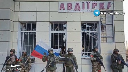 Мирные жители Авдеевки встречают русских воинов! (ВИДЕО)